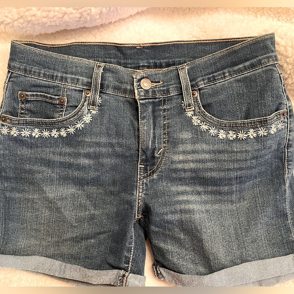 NWOT-Levi Stretch Denim shorts - Picture 4 of 9